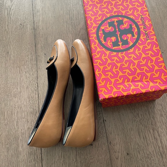 Tory Burch Dakota Loafer-Madison Leather, Sand/Bright Navy, Sz 9.5 - Picture 7 of 9